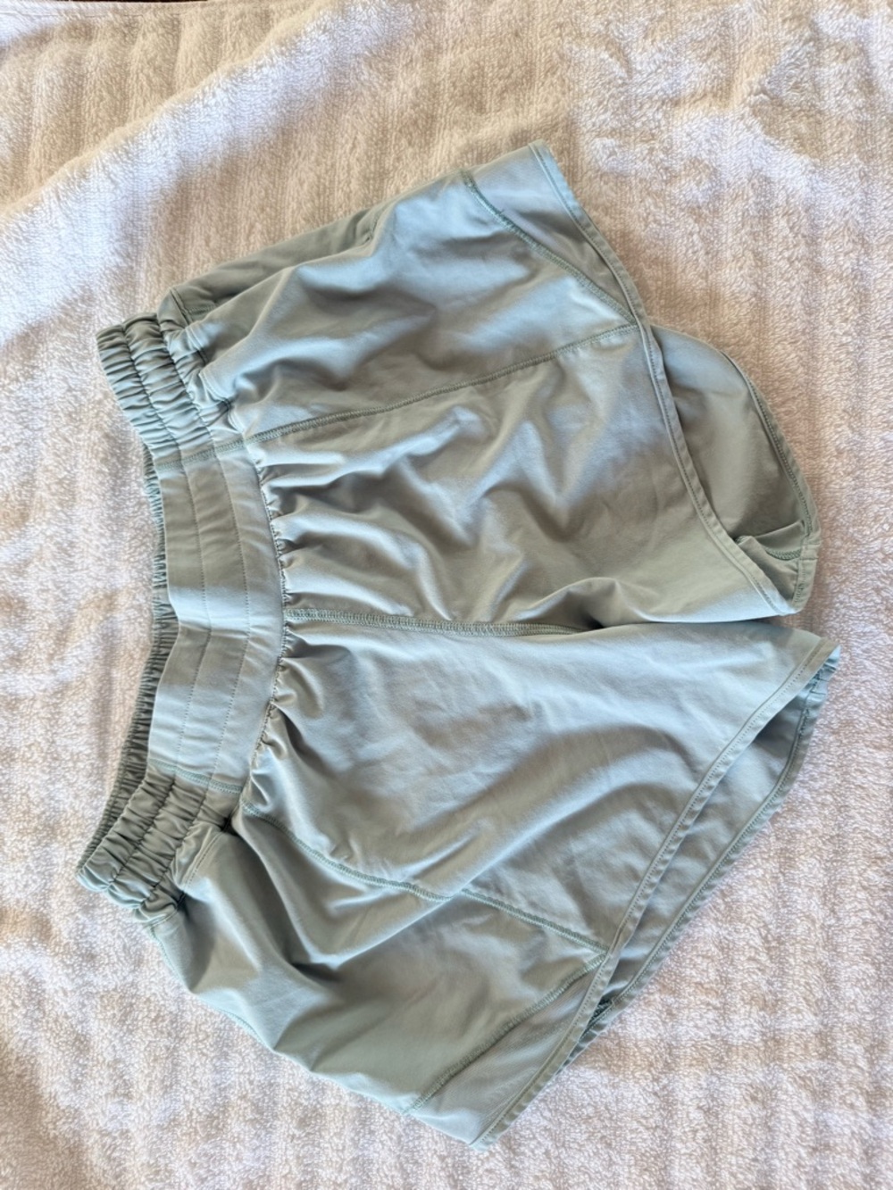 Lululemon low rise 4” hotty hot size 6 light green